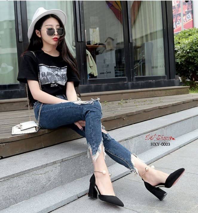 สินค้าพร้อมส่ง รองเท้าส้นสูงหัวแหลมนำเข้า วัสดุผ้าสักหราด ส้นตัน ดีไซน์อะไหล่สีทองประดับที่ข้อเท้า ดูเรียบหรู จับแมทง่ายกับทุกชุดค่ะ