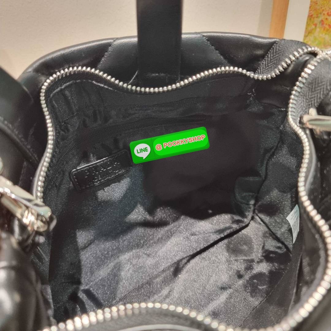 PRADA LEATHER PADDED BAG ใหม่ล่าสุด กับคอลเลคชั่นที่ทำออกมาตอบโจทย์ได้ทุกไลฟ์สไตล์ และเป็นยูนิเซ็กส์ กับกระเป๋าทรงโท้ท ขนาดกำลังดี วัสดุหนังแท้ ตัดเย็บเดินเส้นลายตาราง ปากกระเป๋ามีซิปเปิดปิด ภายในเป็นช่องโล่ง มีช่องแยกให้ มาพร้อมสะพายข้างและใบลูก ให้ได้สน