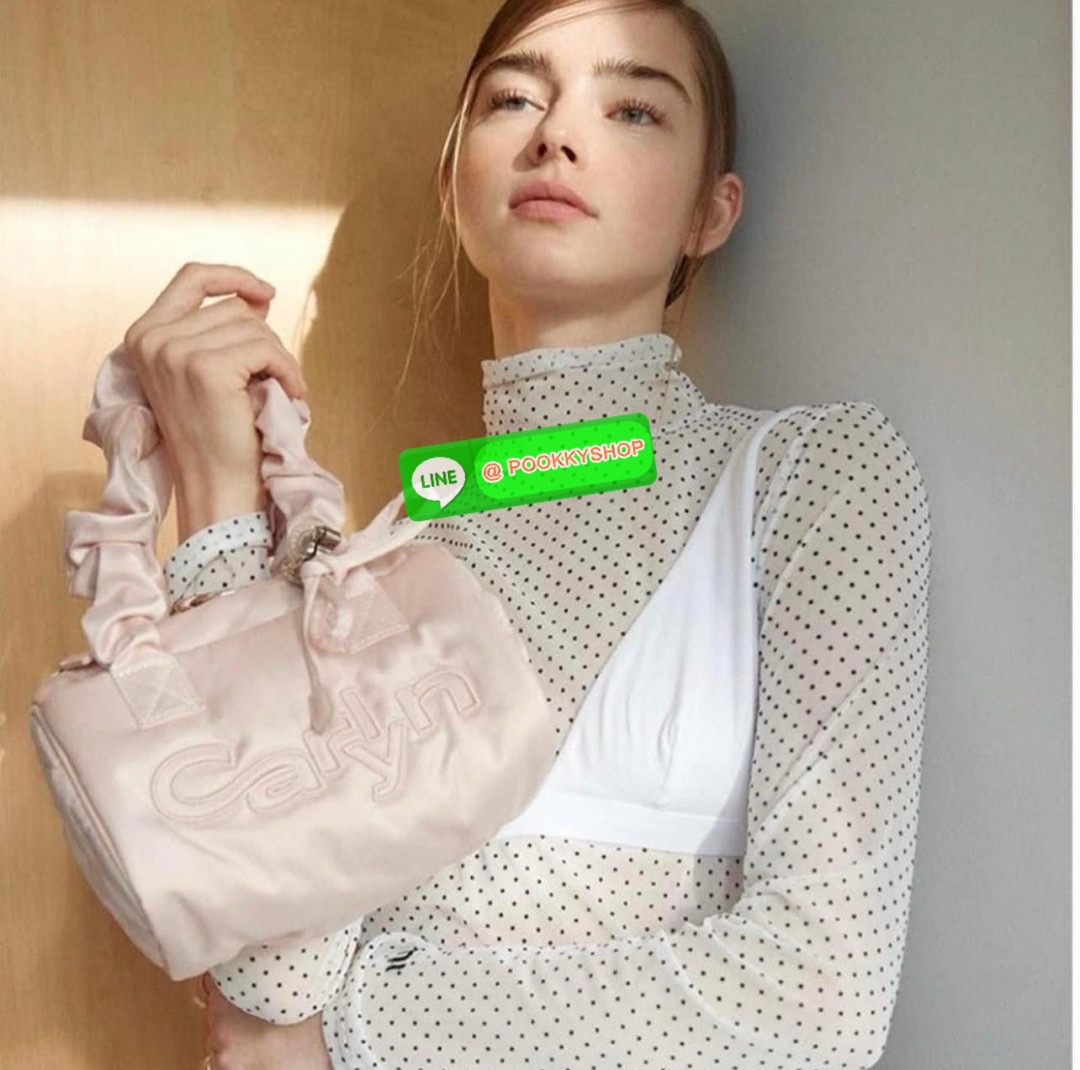 NEW ARRIVAL! น้องใหม่ล่าสุด มีความน่ารักไม่ไหวค่าสาวๆ CARLYN TIA MINI BAG พร้อมส่ง! สุดคิ้วท์ไปกับน้องสไตล์สายเกากันค่า ด้วยดีไซด์ใหม่ วัสดุไนล่อนอย่างดี ปักลายแบรนด์ทั้งใบสวยงาม