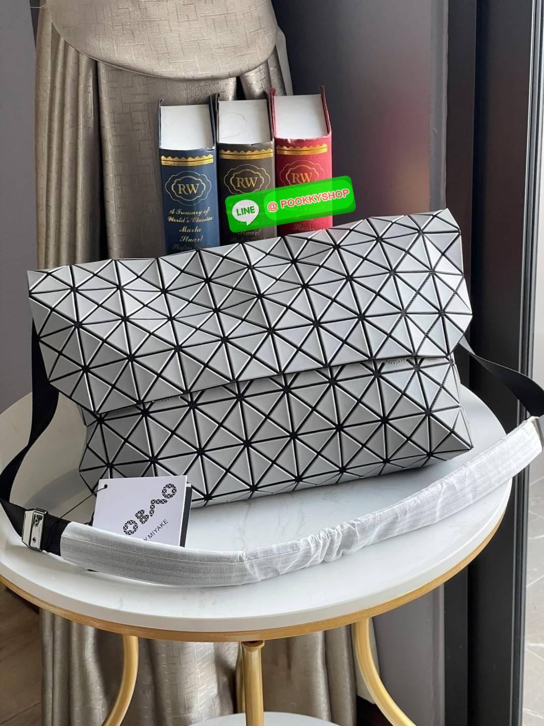 💕Baobao Issey Miyake Prism Sac ชาวมินิมอลทั้งชายและหญิงต้องถูกใจรุ่นนี้ เพราะ Prism Sac เป็นกระเป๋าแบบ unisex ที่มาพร้อมกับความเรียบง่ายของวัสดุเนื้อแมตต์ แต่ให้ลุคสไตล์เท่แบบคูลๆ โดดเด่นด้วยดีไซน์ที่ออกแบบมาให้ใช้งานที่ง่าย ตอบโจทย์ทุกสถานการณ์ฝา