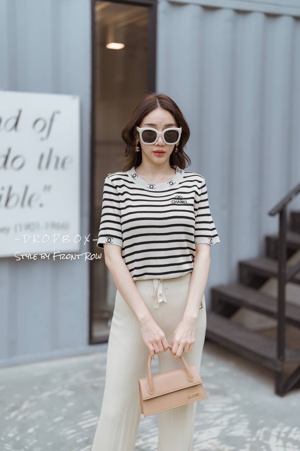 DROPBOX Style by Front Row CC Knitting Set มาคะสาวๆ เซ็ตไหมพรมเสื้อเเขนสั้นทอลายริ้ว และมีโลโก้ cc มาคู่กับกางเกงไหมพรมสีพื้นผ้าร่อง ใส่มาดูสวยแพงมากๆ