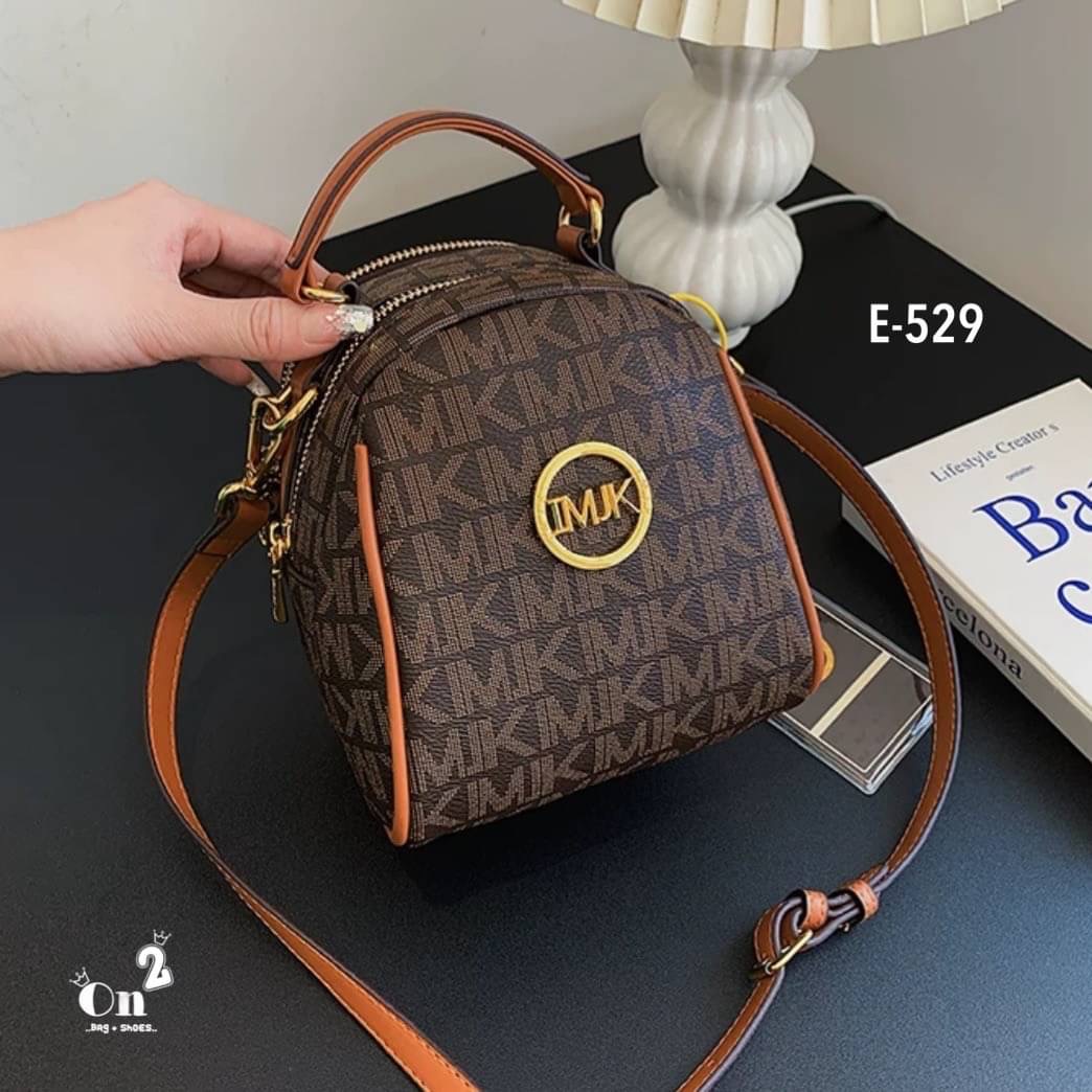 กระเป๋าสะพายแฟชั่นมาใหม่ งานสไตล์แบรนด์ งานซิป ขนาดกำลังดีน่าใช้มากค่ะ พร้อมส่ง 2 สีค่ะ