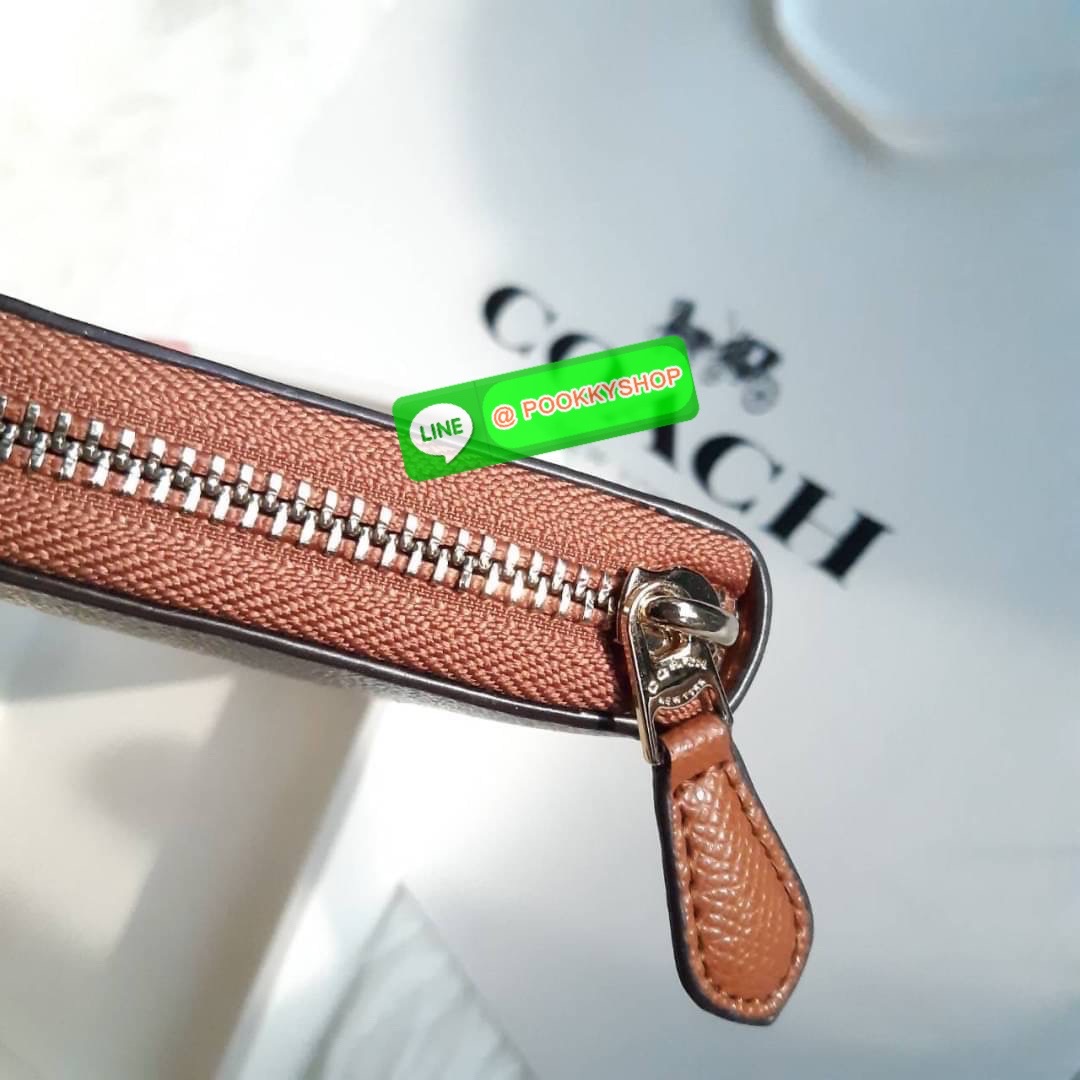 COACH F31778 ACCORDION ZIP WALLET IN SIGNATURE CANVAS WITH DAISY BUNDLE PRINT กระเป๋าสตางค์ใบยาว ลวดลายดอกเดซี่ น่ารักน่าใช้มากๆ พื้นเป็นลายซีเอกลักษณ์ วัสดุหนังแคนวาสเคลือบลาย เปิด-ปิดด้วยซิปรอบ ใส่มือถือได้ ใส่บัตร ใส่ธนบัตรได้สบายๆ พกใบนี้รับรองวางไม่ล