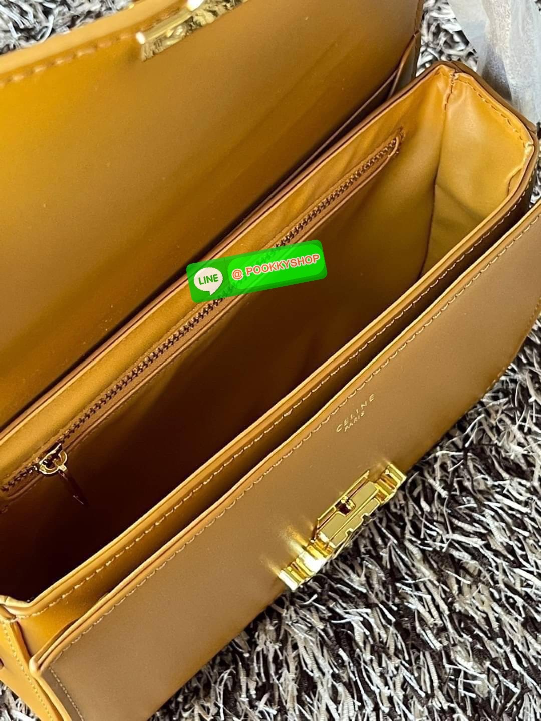 💕Celine MEDIUM TRIOMPHE BAG IN SHINY มีรูปทรงเป็นกล่องคล้ายกับกระเป๋า Classic Box แต่มีการออกแบบโลโก้ที่สะดุดตาแบบวินเทจ ด้วยดีไซน์ที่ดูโฉบเฉี่ยว แต่คงความคลาสสิคอย่างเต็มเปี่ยม ทำให้เป็นที่ดึงดูดความสนใจของสาวๆ สายสะพายสามารถปรับระดับได้ มีความคล