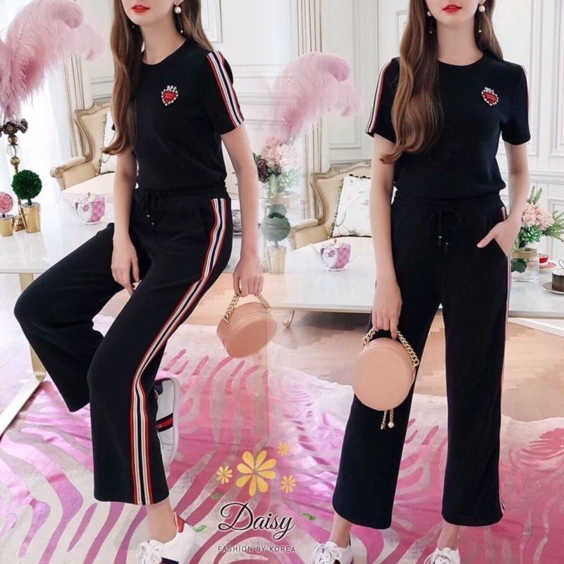สินค้าพร้อมส่ง Daisy Premium Collection ชุดเซท เสื้อ+กางเกง เซท 2 ชิ้น ชุดผ้ายืดแบบเนื้อนิ่มใส่สบาย เสื้ออกแต่งอะไหล่เพชร แต่ขอบผ้ายืดที่แขนเสื้อและแถบที่กางเกง เอวยางยืด ผ้าเนื้อนิ่ม เปฌนคอตตอน 100%ไม่แนบตัว ไม่ใช่ผ้าเรยอนเด้งๆค่ะ ผ้าสามารถยืดได้อีกจากไซ