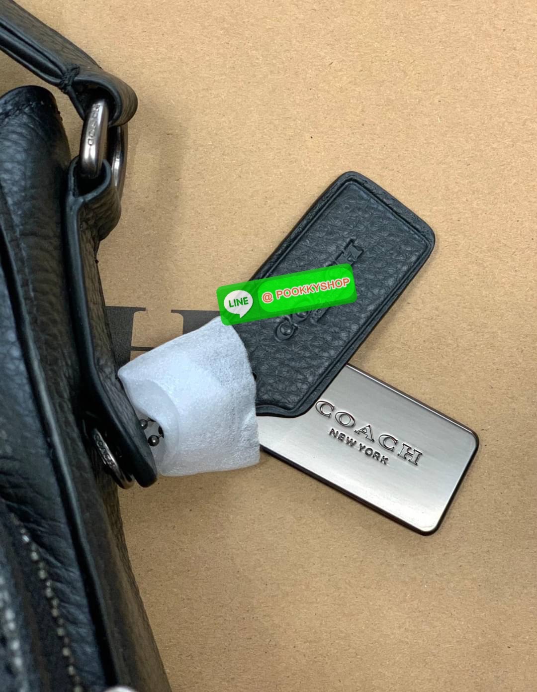 NEW ARRIVAL! COACH SULLIVAN FLAP CROSSBODY IN SIGNATURE ((C9870)) พร้อมส่งก่อนใคร! ทรง สวยเก๋ กระเป๋าสะพายแบบครอสบอดี้ร์ของคุณผู้ชายเค้าเลยค่ะ หนังแท้2แบบสวยงาม น่าใช้มากๆ ✔️รุ่นนี้พิเศษห้อยป้ายแแบรนด์ด้านข้างมาให้2ป้ายเลยค่ะ ด้านหน้ามีช่องซิปใส่มื