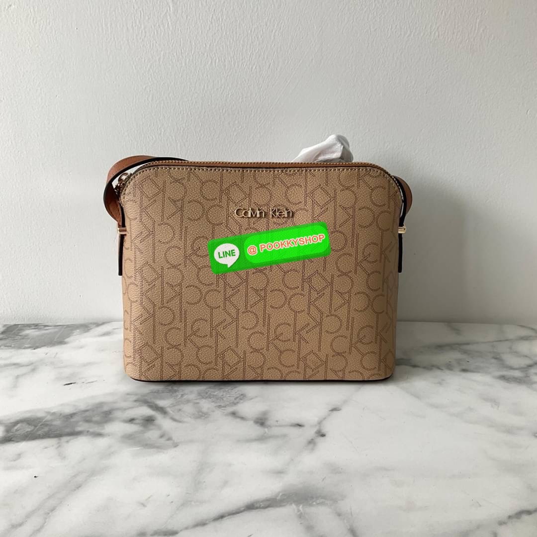 รุ่นใหม่ล่าสุด! Calvin Klien Crossbody Bag กระเป๋าสะพายข้างทรงถัง สกรีนลายทั้งใบ สุดหรู! อยู่ทรง ด้านในเปิดปิดด้วยซิปยาว มาพร้อมช่องซิปอีกหนึ่งช่อง ใส่กระเป๋าสตางค์ใบกลาง โทรศัพท์ได้ทุกรุ่น น้ำหนักเบา มาพร้อมสายสะพายยาวปรับได้(ถอดไม่ได้) มีมาให้เลือกสองสี