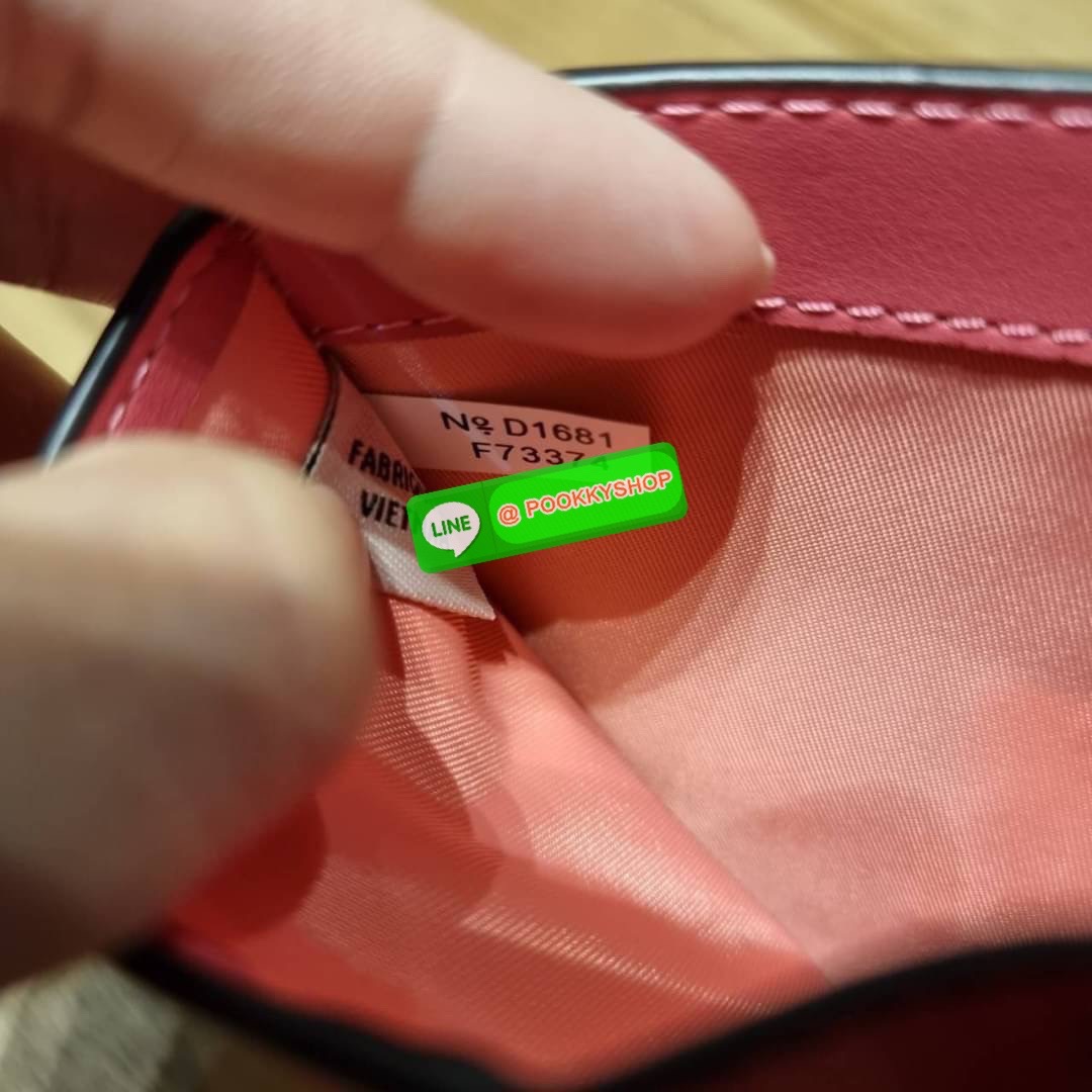 COACH F73374 MEDIUM CORNER ZIP WALLET IN SIGNATURE CANVAS WITH LILLY PRINT สายคุณหนูต้องมาแล้วน้า!! ลายใหม่ล่าสุด!! ดอกลิลลี่มุ้งมิ้ง หวานๆไปอีก กระเป๋าสตางค์ใบกลาง 👛 ขนาดกำลังเหมาะมือ วัสดุหนังแคนวาสเคลือบลาย ดูแลรักษาง่าย มีช่องใส่บัตรและธนบัตรค