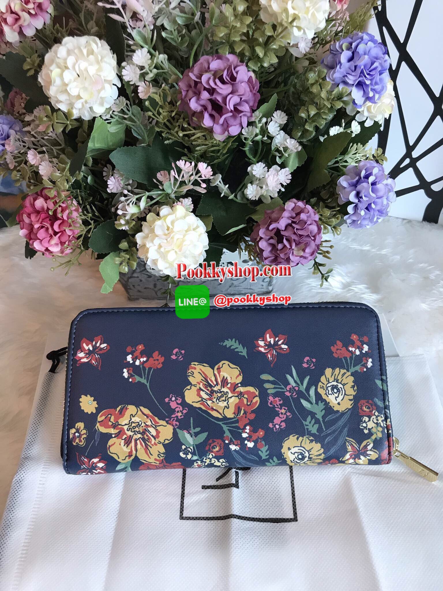 New arrival!! กระเป๋าเงินจาก LYN ชนช็อป แท้เอ้าเลท กระเป๋าเงินใบยาวซิปรอบ ด้านหน้าสกรีนลายดอกไม้และมีผีเสื้อนูนแต่ง สวยน่ารักน่าใช้สุดๆ ด้านหน้าแต่งโลโก้แบรนด์สีทอง อะไหล่สีทองเพิ่มความหรู หัวซิปปั๊มแบรนด์ ด้านในมีช่องซิปใส่เหรียญและช่องธนบัตร จุบัตร 12 ช
