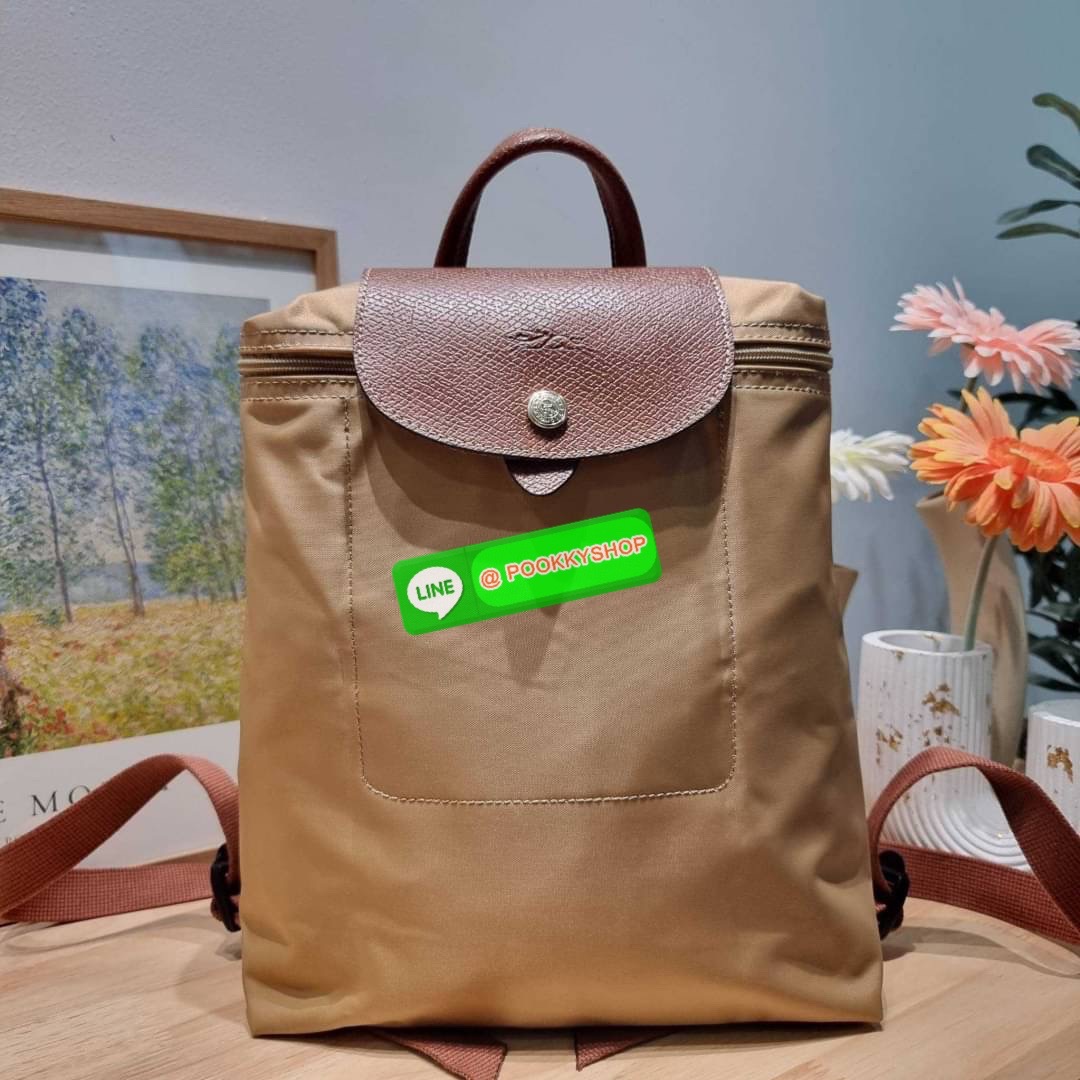 Longchamp le pliage original backpack 🔆 Details สวยคลาสสิคต้องไม่พลาด กับกระเป๋าสะพายทรงเป้ ขนาดกำลังดี น้ำหนักเบา ดีไซน์เรียบง่าย แต่ดูแพง ปากกระเป๋าออกแบบให้มีฝาปิดและซิปแน่นหนา สายสะพายสามารถปรับใช้ตามชอบ ภายในโล่งกว้าง จุของได้สบายๆ พกพาไปไหนก