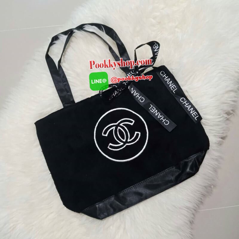 NEW ARRIVAL!! SETคู่ที่คุณต้องถูกใจ CHANEL SHOPPING RIBBIN BAG พร้อมกระเป๋า COSMETIC ขนนิ้มนิ่ม จากงานพรีเมี่ยมกิ้ฟ ของแถมจากน้ำหอม จากแบรนด์ CHANEL เนื้อกระเป๋าทำจากขนเทียม ผิวสัมผัสฟูนิ่ม ตกแต่งด้วยผ้าไนลอนด้านท้ายวางได้กันน้ำ!! ปักโลโก้แบรนด์ ด้านในเปิ