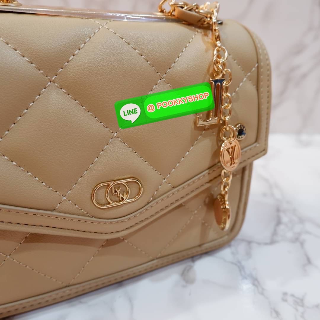 LYN กระเป๋าสะพายข้างรุ่นใหม่ อะไหล่สีทอง หนังนิ่ม ปักลายตาราง ด้านหน้าแต่งด้วยโลโก้แบรนด์ สายกระเป๋าเป็นโซ่สลับหนัง น้ำหนักเบา ด้านในสามารถใส่กระเป๋าตัง โทรศัพท์มือถือ เพาเวอร์แบงค์ มีช่องใส่ของขนาดเล็ก