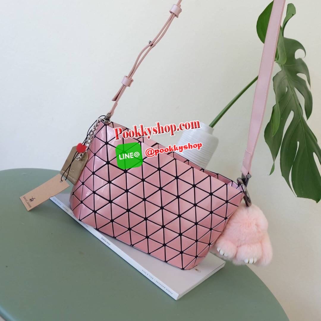 ใหม่ล่าสุด กระเป๋า จากแบรนด์ David Jones กระเป๋าถือ/สะพายข้างดีไซน์เกร๋มาก สีสวยหรูมาก ขนาดกำลังดีเลย น้ำหนักเบามากคะ ภายในมีช่องเก็บของจุกจิกได้ พิเศษ !! แถมน้องกระต่ายขนฟู เข้าset กับกระเป๋าเลยค่า น่ารักมากๆ มีถุงผ้าแบรนด์ให้คะ ใบจริงสวยมากคะ ดีต่อใจ มี