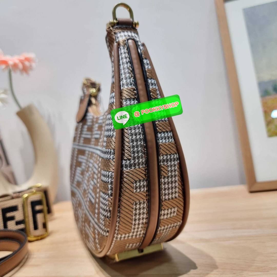 FENDI MONOGRAM CROSSBODY HOBO BAG กระเป๋าสะพายข้างใหม่ล่าสุด ดีไซน์ลวดลายรอบใบ มี texture โดดเด่นน่าใช้ ดูหรูและคลาสสิคในตัว ก้นกระเป๋าตกแต่งอะไหล่ font สีทองหรูหรา มาพร้อมสาย 2 แบบ สำหรับคล้องแขน และสายครอสบอดี้ วัสดุผ้าแคนวาสทนทาน เปิด-ปิดด้วยซิป ภายในเ