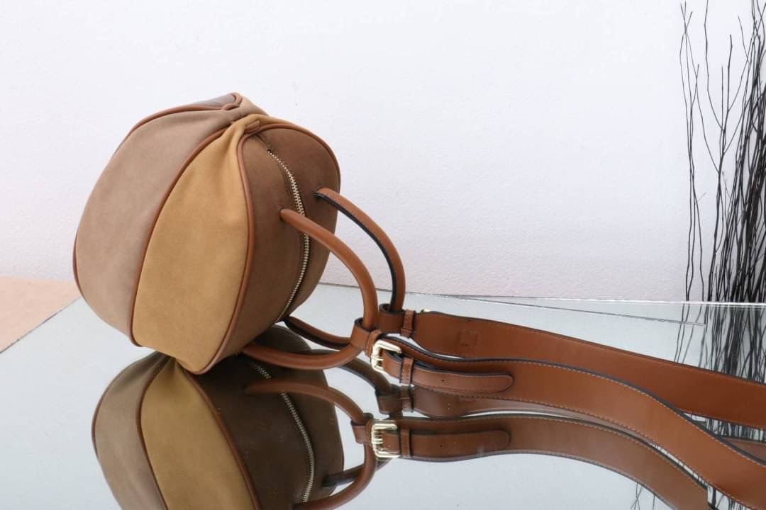 กระเป๋าลูกมะเฟืองยอดฮิต ดาราเซเลปใช้กันเยอะมาก งานตั้งใจผลิตกว่าจะได้มา แก้งานข้ามปี หลายรอบเพื่อความเป๊ะ งานสวยหนังสวย แถมฟรี!! ที่ห้อยลายดอกไม้ โอ้ย!!สวยเป๊ะขนาดนี้จะพลาดได้งัย