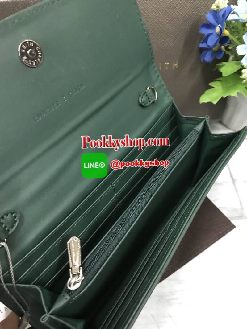 ถุงผ้าแบรนด์+สายโซ่) CHARLES & KEITH BOW DETAIL LONG WALLET กระเป๋าสตางค์ยาวหนังลายคาร์เวียร์ ด้านหน้าประดับด้วยโบว์อะไหล่สีทอง เปิด-ปิดด้วยกระดุมแม่เหล็ก ภายในมีช่องซิปใส่เหรียญ บัตร และช่องธนบัตร มาพร้อมสายโซ่ร้อยหนัง สามารถถอดออกได้ ความยาวสาย40cm คล้อ