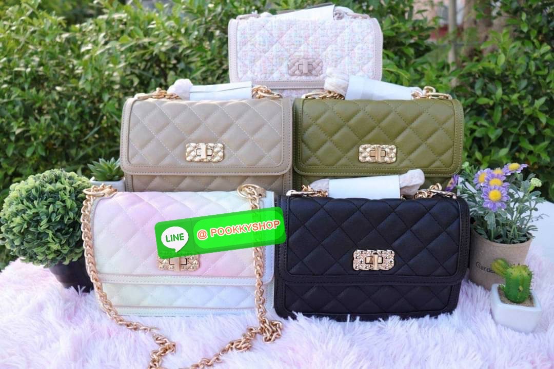 กระเป๋าสะพายข้างคอลใหม่ล่าสุดสามารถถอดสายปรับเป็นทรงคลัชได้นะคะ สายโซ่ปรับระดับไม่ได้แต่ถอดออกได้จ้าด้านในแบ่งเป็น 2 ช่องใช้งาน 1 ช่องใหญ่ตรงกลางและ 1 ซิปด้านหน้า มีช่องเสียบบัตรให้ด้วยนะคะ ฝากระเป๋าเปิดปิดด้วยตัวหมุนล็อคค่ะ