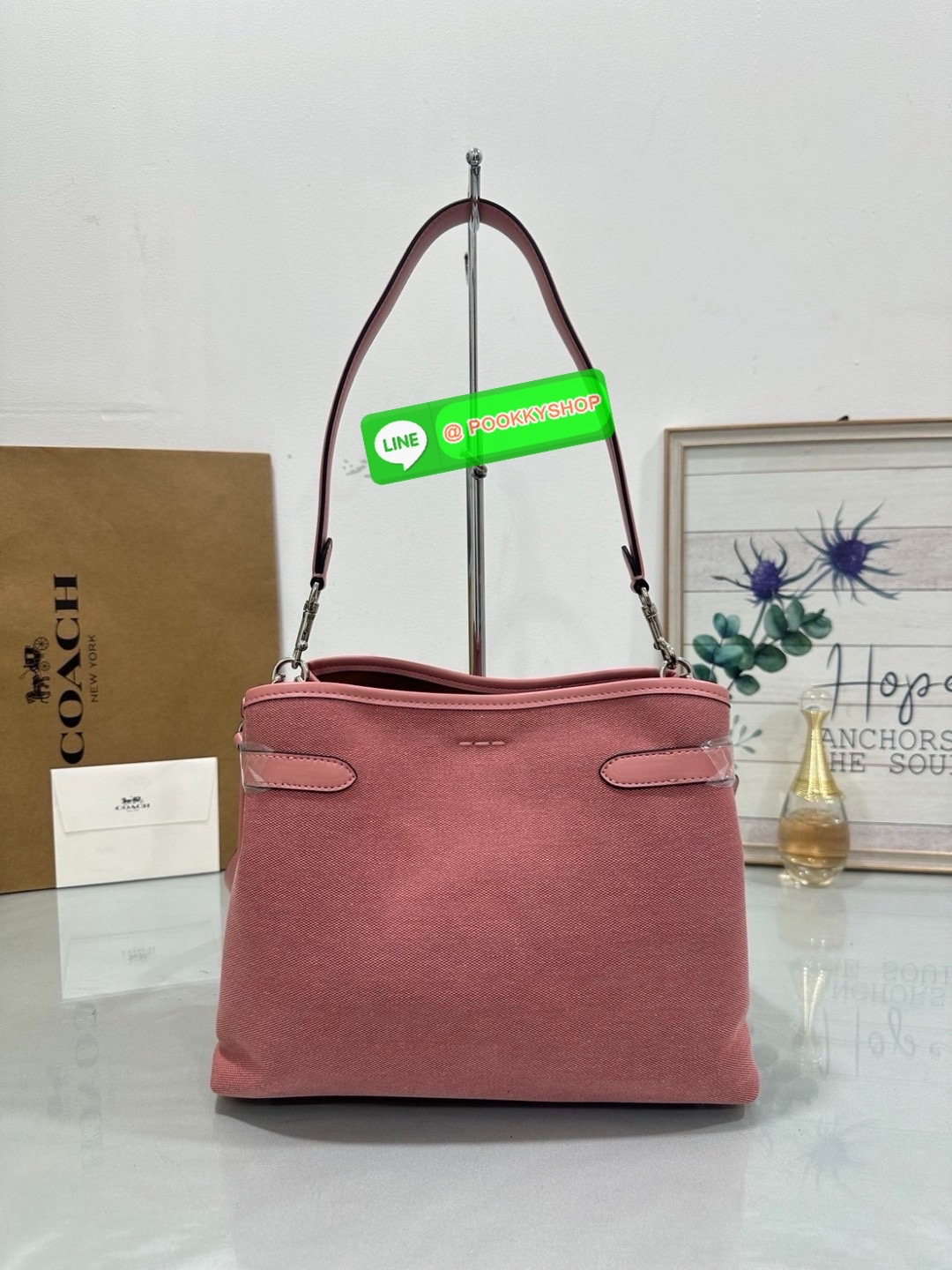 🔆 Model COACH CH190 HANNA SHOULDER BAG WITH COACH 🔆 Details น้องใหม่ เรียบหรู ดูแพง กับกระเป๋าสะพายไหล่ทรงสวย โทนสีคลาสสิค ดีไซน์ตกแต่งสายคาดจับจีบข้างกระเป๋าเพิ่มดีเทล มาพร้อมหูจับถอดแยกได้ สะพายเดี่ยวได้ และสายสะพายข้างสะพายแบบเก๋ๆ ปากกร