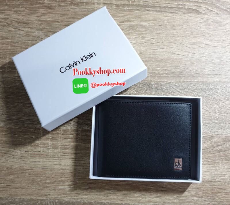 New arrival!!! พร้อมส่ง Calvin Klein Wallet กระเป๋าสตางค์แบบพับ 2 ตอนสำหรับผู้ชาย ตัวกระเป๋าทำจากหนังเรียบหรู ด้านหน้าติดโลหะปั๊มแบรนด์มุมล่างขวา ด้านในมีช่องใส่บัตร ใส่ธนบัตรแยกเป็นสัดส่วนและมีช่องใส่เหรียญ ไม่ว่าจะใช้เองหรือเป็นของขวัญก็คุ้มค่าน่าใช้มาก
