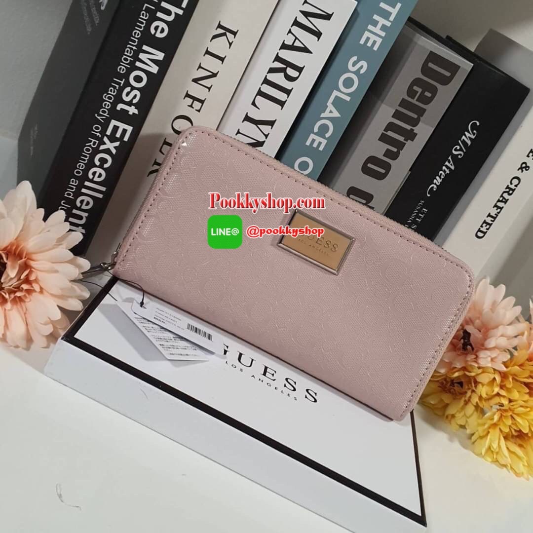 GUESS WOMEN'S WALLET กระเป๋าตังค์แบบซิปรอบ หนังลาย SAFFIANO ประดับโลโก้แบรนด์ด้านบน ด้านในมีซิปกลาง ไว้ใส่เหรียญ มีช่องใส่บัตรหลายช่อง ช่องใส่ธนบัตรมี2ช่องใหญ่ น้ำหนักเบา อุปกรณ์ครบ ห้ามพลาดค่า!