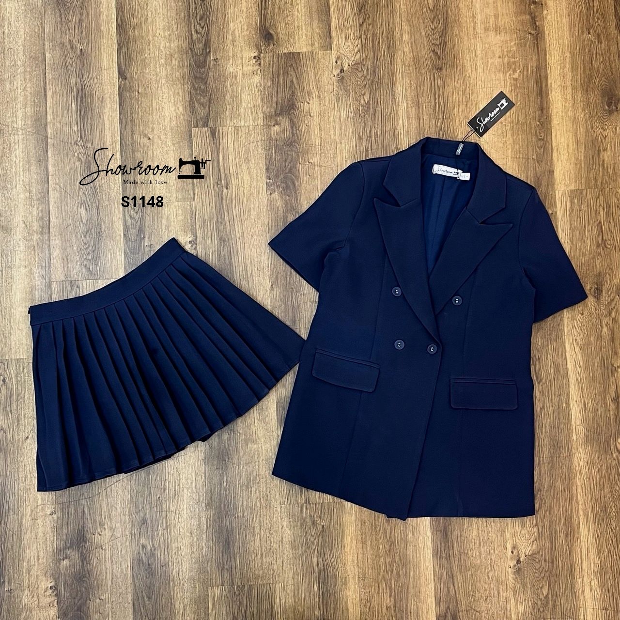 ชุดเซทแฟชั่น เซ็ตเบรเซอร์แขนสั้นทรง oversize มาพร้อมกระโปรงพลีทสั้น