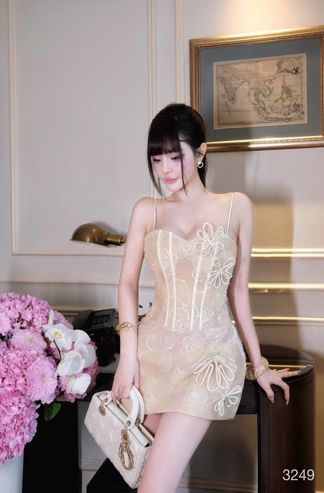 เดรสแฟชั่น มินิเดรสสายเดี่ยวสีขาว ดีเทลแต่งผ้ามุ้งลายดอกไม้ทั้งชุด