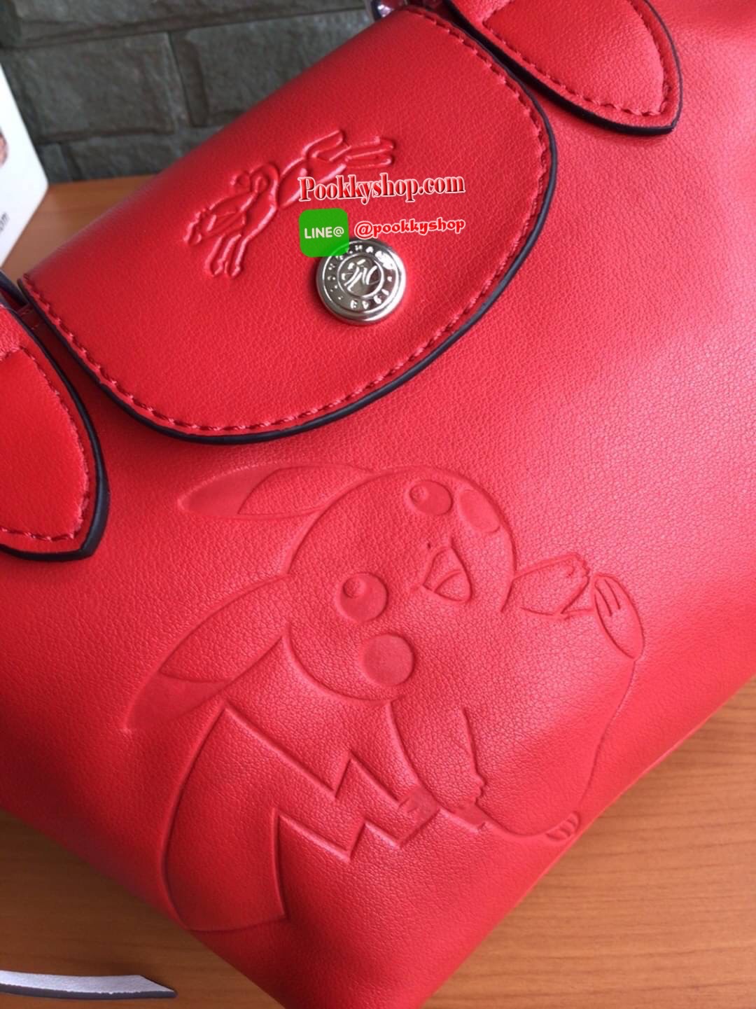 🚚 พร้อมส่ง 🚚 LONGCHAMP X POKE’MON TOP HANDLE BAG XS ขนาด มินิ รุ่น 1500 Collection LE PLIAGE CUIR Fall/ Winter เรียบหรูอย่างฝรั่งเศสกับความน่ารักคาวาอิแบบญี่ปุ่นมาผสม ซึ่งจะเป็นการนำเอาลวดลายพิคาชูมารังสรรค์ลงในกระเป๋าสุดคลาสสิกของแบรนด์ ก