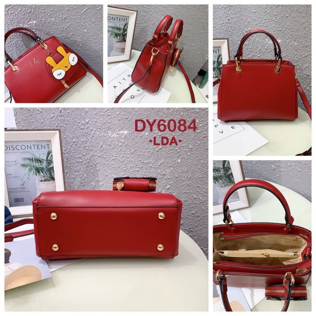 พร้อมส่ง!!! กระเป๋าสะพายแบรนด์ LDA ของแท้💯 📝ลดา รุ่นใหม่ล่าสุด สวยมาก ใบใหญ่ หนังเรียบหรูดูดี สีสวยทุกสีค่ะ อะไหล่ทองปั๊มทุกจุด ตรงกลางติดโลโก้แบรนด์ ดีไซน์สวยแบบทันสมัย หูจับแข็งแรงทนทาน งานถือได้สะพายข้างได้ ซับในปั๊ม แบ่งเป็น 2 ช่องใหญ่