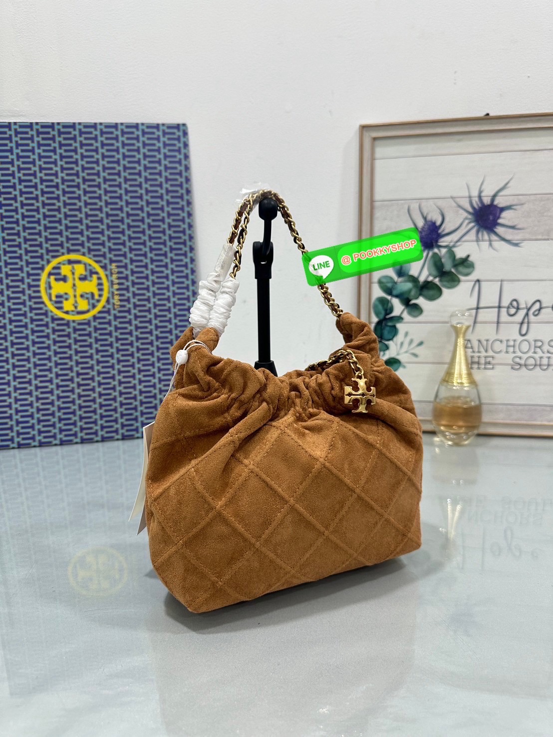 Tory Burch Fleming Drawstring Bag ผลิตจากหนังนิ่ม ตกแต่งด้วยลายไดมอนด์และสายโซ่