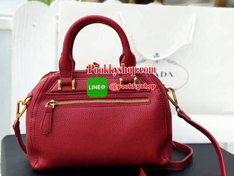 Prada Limited edition กระเป๋าอเนกประสงค์ทรงสวยหนังลายคาเวียร์มีสายยาว เลิศมาก ขนาดกำลังดี ใช้แล้วสวยมากๆ น้ำหนักเบา อะไหล่ทองหรูมาก จุของคุ้ม มี3ช่องหลัก เปิด-ปิดด้วยซิป งานเกินราคารับประกันค่ะ