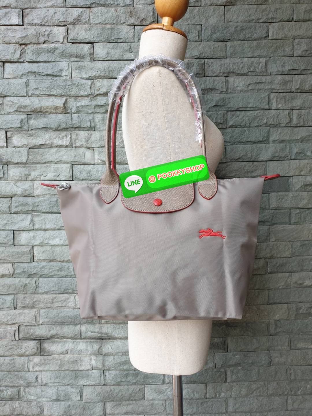 Longchamp Le Pliage Club Tote Bag Size S หูยาว วัสดุเนื้อผ้า Nylon Canvas เคลือบกันนำ้ ตัดด้วยหนังแท้ที่มีน้ำหนักเบา ดีไซน์เรียบง่ายแต่เต็มไปด้วยความคลาสสิก จนเป็นที่ชื่นชอบไปทั่วโลก Longchamp ปรับโฉม LE PLIAGE ด้วยการปักลายรูปม้า-ตราสัญลักษณ์ของแบรนด์บนผ