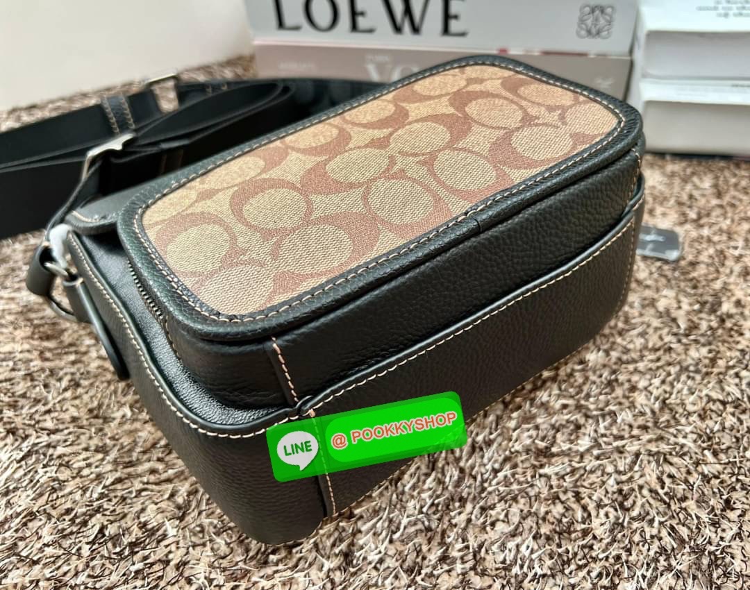 NEW IN! COACH SULLIVAN FLAP CROSSBODY IN BLOCKED SIGNATURE ((CC032)) พร้อมส่ง! รุ่นที่หนุ่มๆถามถึงกันเข้ามา กับกระเป๋าสะพายแบบครอสบอดี้ร์ หนังแท้อย่างดี สวยมากๆ สามารถพกพาไปได้กับทุกๆวัน 🌟รุ่นนี้ห้อยพวงแบรนด์ด้านข้างมาให้2พวงค่ะ ด้านหน้ามีข่องซิปห