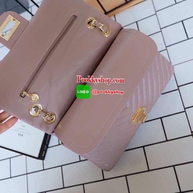 มาเพิ่มละค่า งาน Best Seller พร้อมสีใหม่สวยๆ มาให้เลือกเพิ่มอีก 2 สี !! KEEP รุ่น shoulder chevron chain handbag สวย หรู มากๆ เลยน๊า กระเป๋าอยู่ทรง หนังตัวใหม่ Microfiber สวย ทนกว่าเดิม ตัวกระเป๋าเย็บประณีต สายโซ่ปรับ สั้น ยาวได้คะ ภายในสีแดง มีช่องใส่ของ
