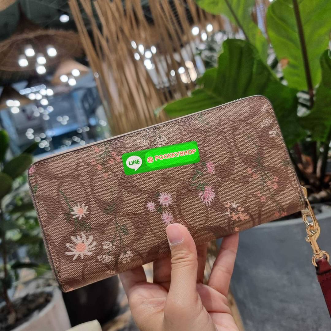 COACH C8736 LONG ZIP AROUND WALLET IN SIGNATURE CANVAS WITH WILDFLOWER PRINT น้องน่ารัก คอลใหม่ล่าสุด กระเป๋าสตางค์ใบยาวกึ่งคล้องมือ รุ่นขายดี มาในดีไซน์สุดคิ้วท์ น่าใช้!! วัสดุหนังแคนวาสเคลือบลาย มาพร้อมสายคล้องมือ ถอดออกได้ ภายในใส่บัตรได้เยอะ มีช่องซิป