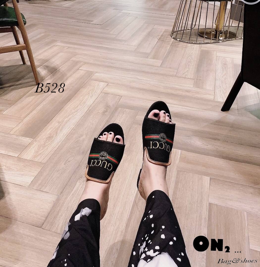 งานกุชชี่ style ผ้าแควาสสกรีน คาดเขียวแดงตามแบบออริจินอล ขายดีตลอดไม่มีเอ้าท์ เพราะงานใส่ง่ายสบาย สีพื้นเข้ากับทุกชุดคะ พร้อมส่ง2สี ตามแบบจ้า