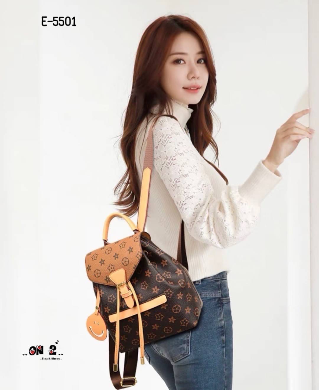 NEW-IN กระเป๋าเป้ทรงขนมจีบ ภูมิใจพรีเซ้น รุ่นใหม่ everyday bag เรียบเกร๋ หนังดี งานสวยค่า จุได้เยอะเลยค่า ใส่มือถือ คสอ.ได้ครบน้า