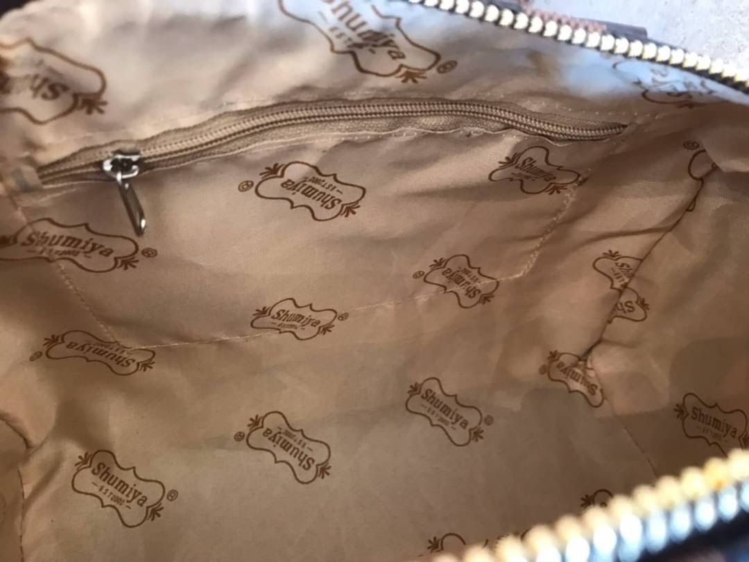 MS048 Be Bear Style My Fashion Bag หมีหมอนใหม่ !! มาแล้วค่าา ไฉไลสุดๆกับกระเป๋า shumiya ทรงหมอนสุดฮิตใบนี้ ด้านหน้าติดโลโก้แบรนด์อย่างดี มาพร้อมผ้าพันหูสุดน่ารัก ขนาดกระทัดรัดกำลังพอดี ได้ลุคคุณหนู cute สุดๆค่ะ !!! คล้องแขนได้ สะพายข้างได้ มีสายสะพายยาวถอ