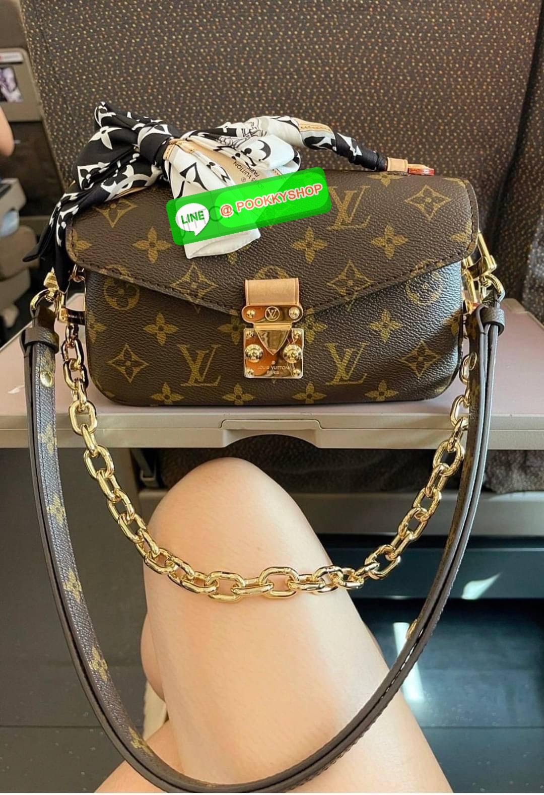 Back in stock มาค่ะใครรออยู่! ❣️ละมุนตาละมุนใจกับน้องเลยค่ะ หนึ่งในรุ่นที่สาวๆต้องมี ห้ามพลาด #ทำใจว้าวุ่นมาก😘 Louis Vuitton Pochette Métis East West 💌พร้อมส่งที่ไทย Luxury ไปกับ LV premium gift duty free ตปท. หนังแท้นิ่มอย่างดี สวย