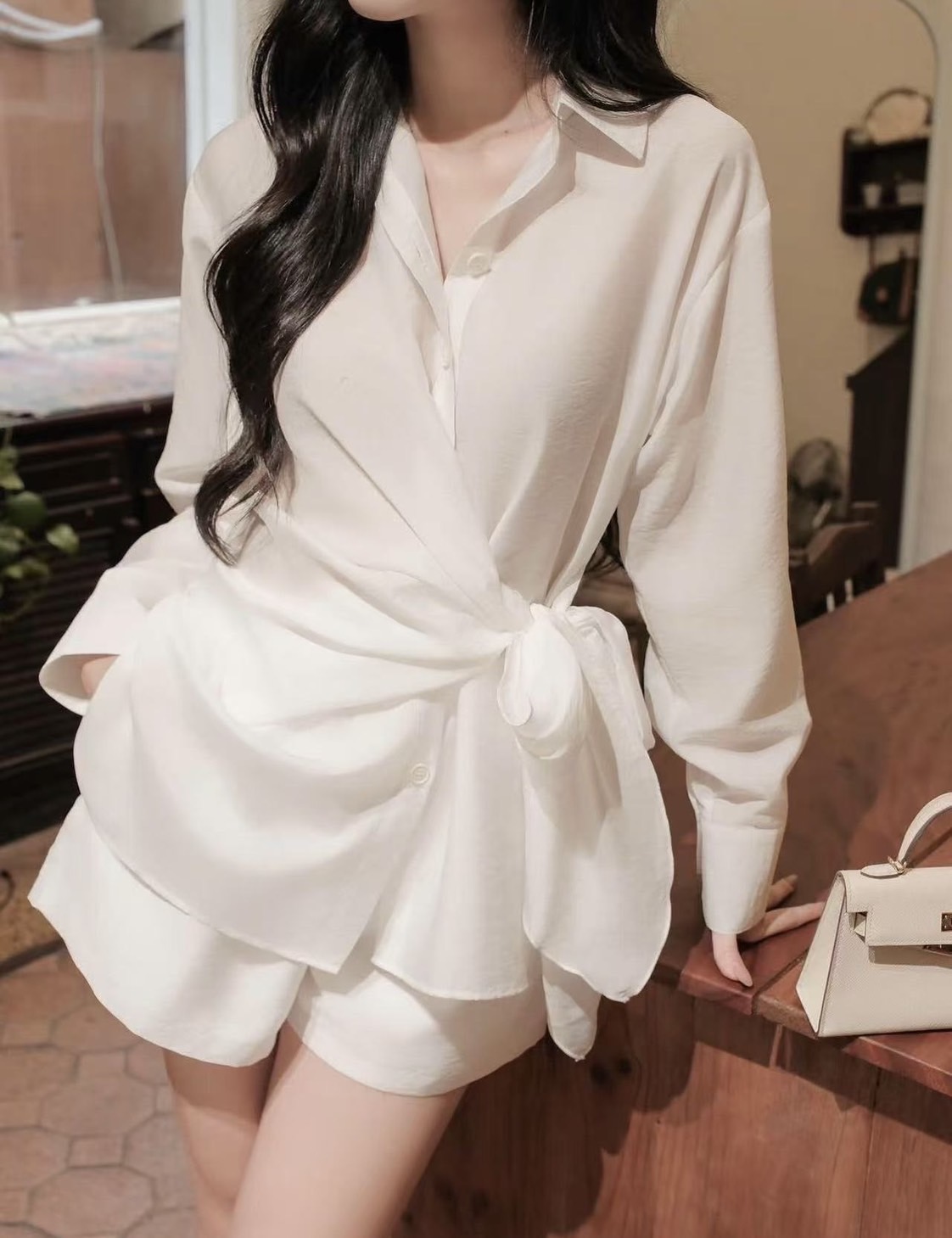 ชุดเซทแฟชั่น เสื้อเชิ้ตสีขาวเนื้อผ้าสวยอย่างดี++กางเกงขาสั้นสีขาว