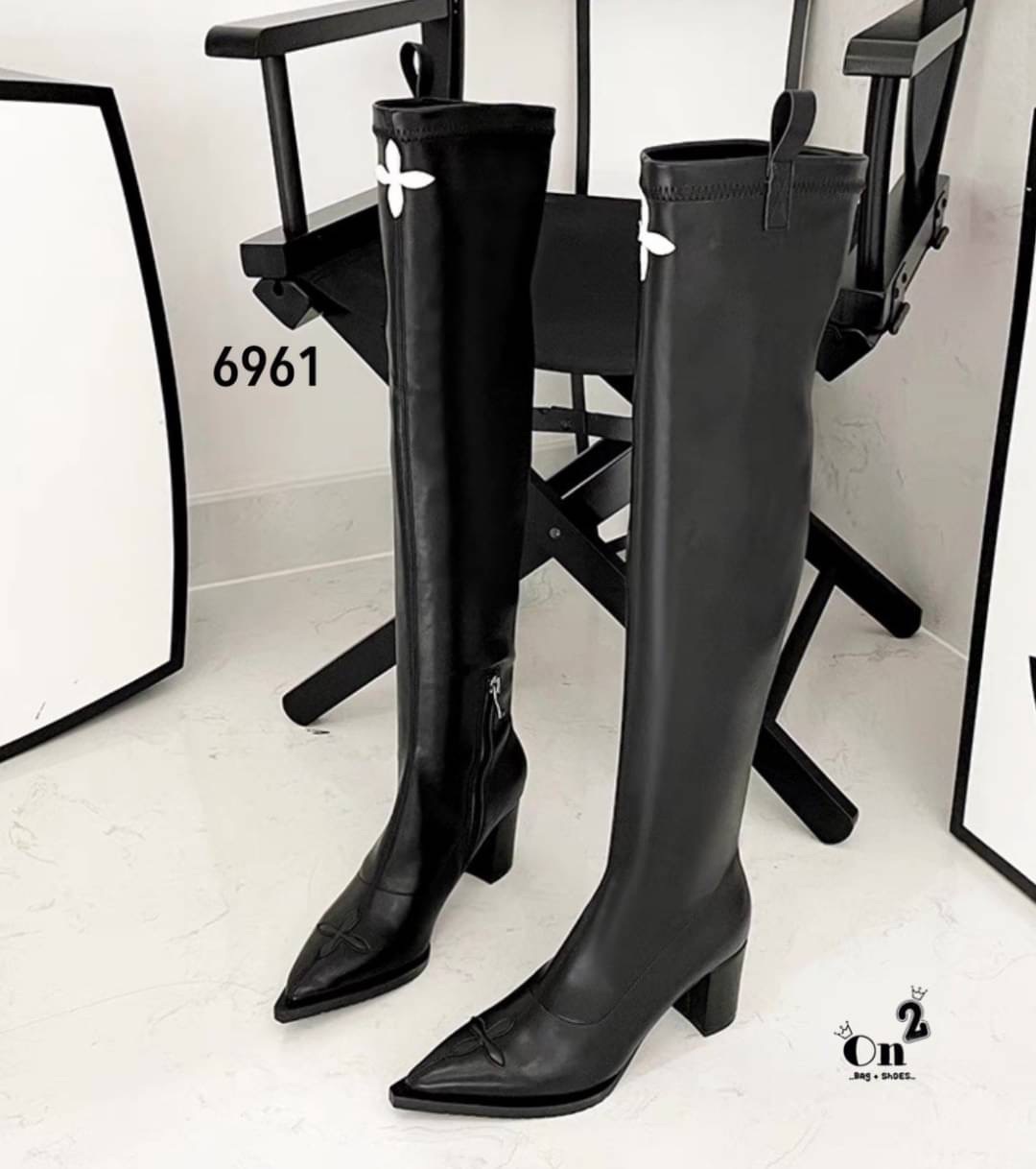 รองเท้าบูทข้อสูง ลุคสนามบิน ซีซั่นนี้คือของที่ต้องมีค่าาหนังนิ่มการตัดเย็บเนียบ ใส่ง่ายการดีไซน์ทรงส้นสูงดูเก๋ งานดีมากกันน้ำ กันฝน ใส่เดินลุยหิมะ ใส่เช็คอินที่เที่ยวสวยๆเริ่ดมาก สาวสายแฟต้องไม่พลาดจ้า