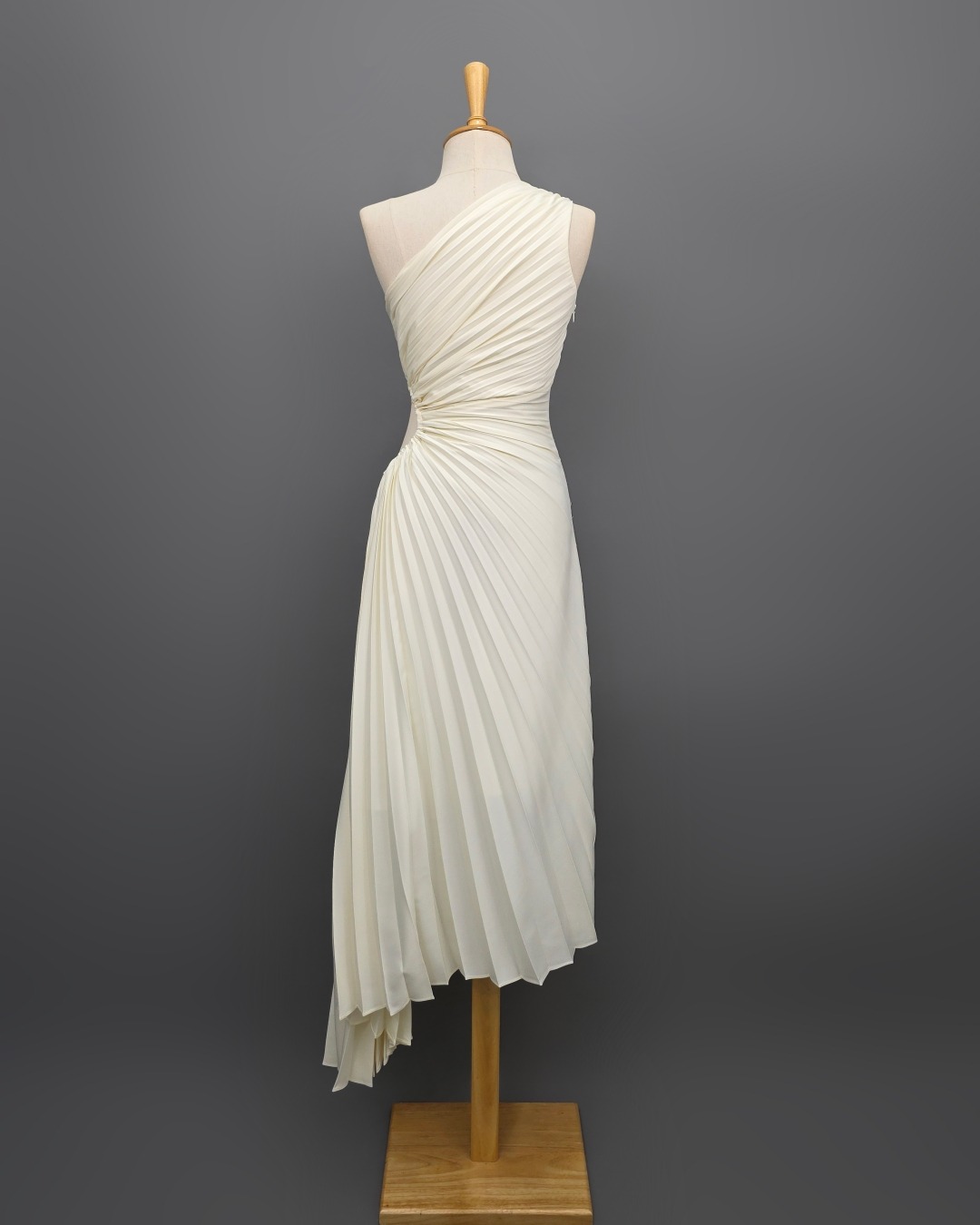 เดรสแฟชั่น เดรสเสื้อไหล่เดียว กระโปรงยาวชายเฉลียง อัดพลีททั้งตัว