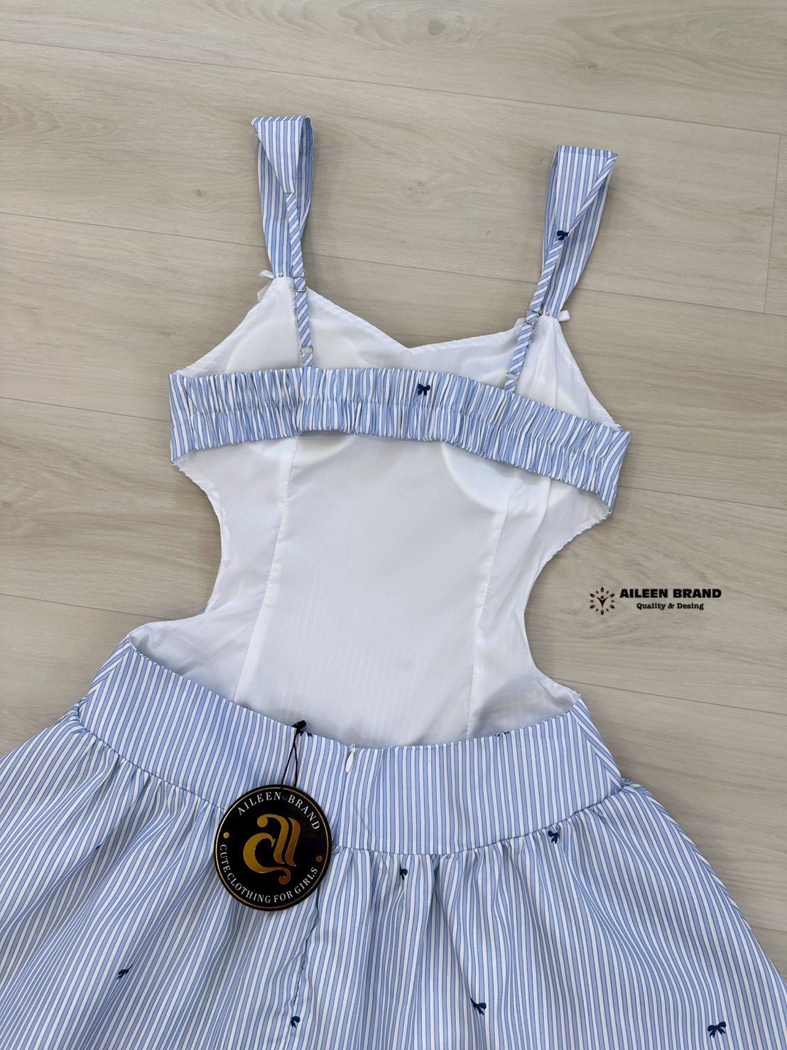 เดรสแฟชั่น มินิเดรสลายทางสีฟ้าพิมพ์ลายโบเล็กๆ ตัวสายติดริบบิ้นโบสีขาวเล็กๆ