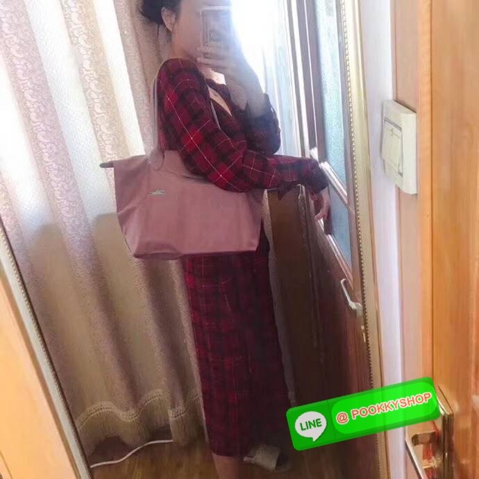 Longchamp Le Pliage Club Tote Bag Size S หูยาว วัสดุเนื้อผ้า Nylon Canvas เคลือบกันนำ้ ตัดด้วยหนังแท้ที่มีน้ำหนักเบา ดีไซน์เรียบง่ายแต่เต็มไปด้วยความคลาสสิก จนเป็นที่ชื่นชอบไปทั่วโลก Longchamp ปรับโฉม LE PLIAGE ด้วยการปักลายรูปม้า-ตราสัญลักษณ์ของแบรนด์บนผ