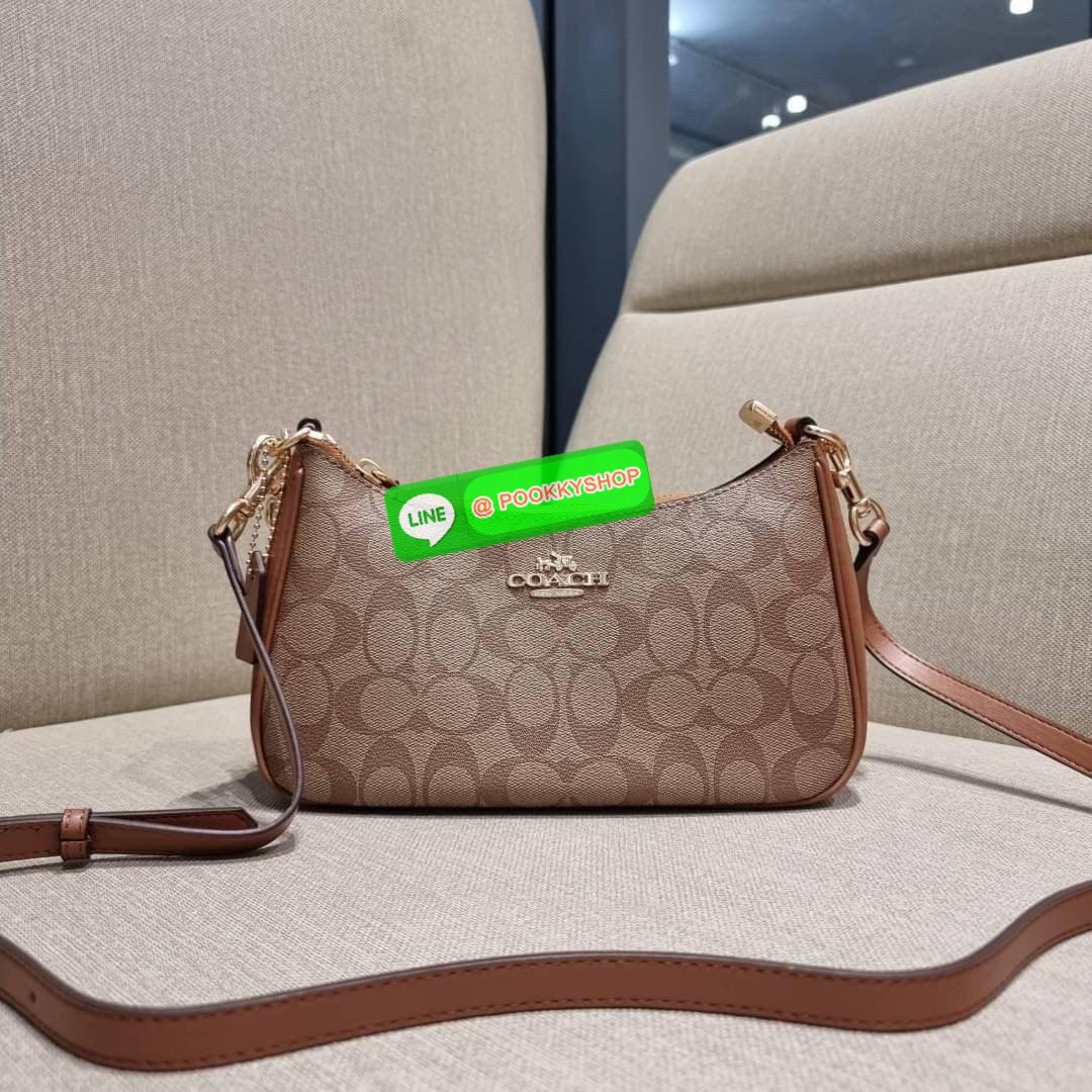 COACH CA548 TERI SHOULDER BAG IN SIGNATURE CANVAS คอลเลคชั่นใหม่ล่าสุด ที่สาวๆรอคอย กระเป๋าสะพายไหล่กึ่งทรงพอช พร้อมเสิร์ฟความสวยถึงบ้านไปเลยก่อนใคร แบบไม่ต้องพรีฯ ด้วยดีไซน์คลาสสิคที่แอบแฝงความเรียบหรู มาพร้อมสายสะพาย 2 เส้น เป็นสายโซ่คล้องแขนและสายสะพาย
