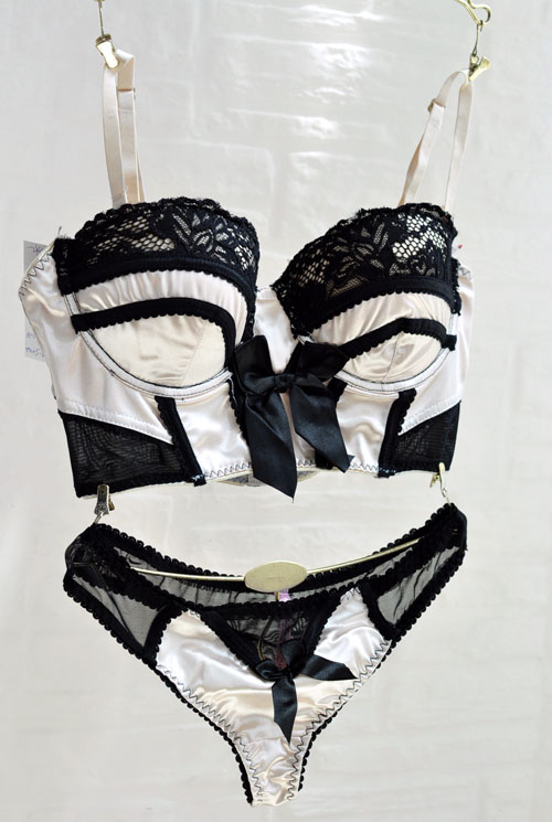 ชุดชั้นในเซ้กซี่ สีนูท แต่งลูกไม้ดำ + กางเกงในบิกินี่ เข้าชุด งานพรีเมี่ยม ส่งออก Size C80/C85