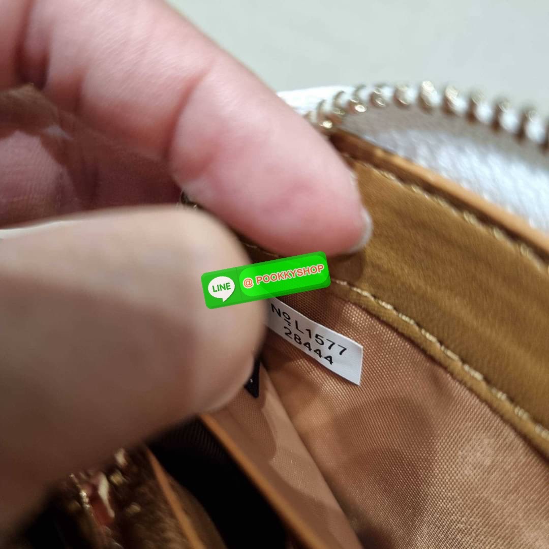 COACH 28444 ACCORDION ZIP WALLET WITH FLORAL BOW PRINT กระเป๋าสตางค์ใบยาว ลวดลายดอกไม้สุดฮิต คอลเลคชั่นที่ขายดีขายได้ตลอดกาล วัสดุหนัง pepble สวยคม เปิด-ปิดด้วยซิปรอบ รูดใช้งานง่าย ใส่มือถือได้ ใส่บัตร ใส่ธนบัตรได้สบายๆ สวยเกินราคาแบบนี้ สาวๆห้ามพลาดน้า!!