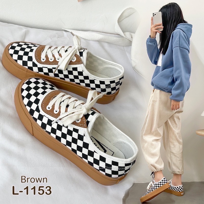 New in ‼️ ไอ้ต้าวความเท่ห์ จึ้งมาก 😍 ไอเท็มเด็ด ประจำวันนี้ค่า👍 รองเท้าผ้าใบแฟชั่น แนวสตรีท ลายตารางหมากรุก สุดฮิต สวมง่าย แมทช์ชุดได้ทุกแนว หล่อทึ่ง สวยจึ้ง แนะนำเลยจ้า