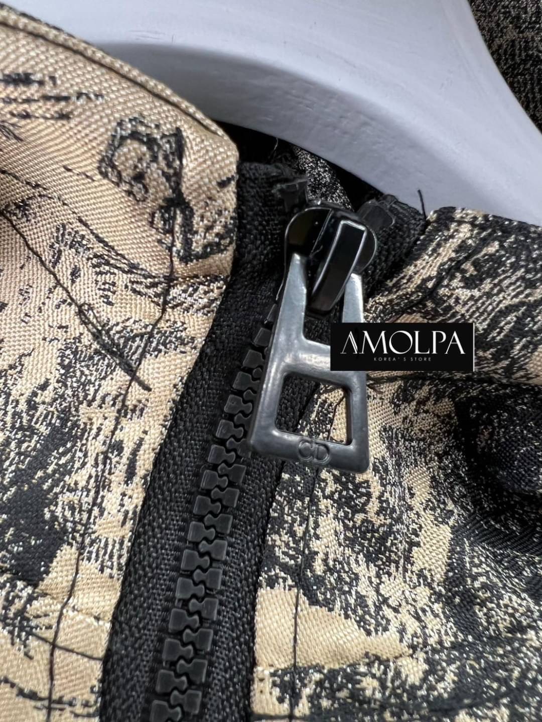 SET HOOD DIOR Classic Original 2023SS ตัวเสื้อเป็นเสื้อคลุมมีฮู๊ดดด มาพร้อมกระโปรงจีบรอบทรงสวย สวยเด่น ผ้าใส่สบายมากกกก เนื้อผ้าดีมากๆค่ะค๊าลูกค้า ใส่แล้วไม่ร้อนระบายความร้อนได้เป็นอย่างดีเลย ผ้าเย็นๆ ใส่สบายสุดๆ แมทซ์กับอะไรก็สวย เข้ากันได้ดี ป้าย Tag DI