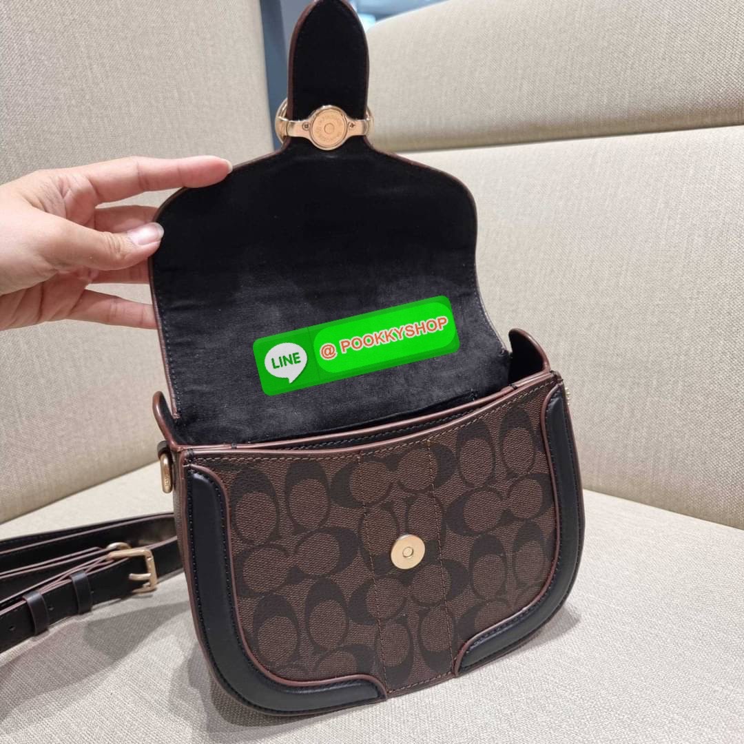 COACH C3593 GEORGIE SADDLE BAG IN COLORBLOCK SIGNATURE CANVAS WITH RIVETS ยกระดับความหรูให้กับตัวเองกันหน่อย ด้วยกระเป๋ารุ่นนี้!! ครอสบอดี้ที่ดีไซน์หรู อัพเลเวล ในราคาที่จับต้องได้ วัสดุหนังแคนวาสเคลือบสลับหนังเรียบ พิเศษไปอีกตกแต่งขอบด้วยหมุด เพิ่มดีเทลก