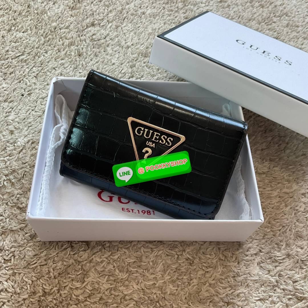 รุ่นใหม่ล่าสุด! GUESS SHORT WALLET กระเป๋าสตางค์ใบสั้นสองตอน วัสดุตัวหนังลายสวยหรูพิมพ์ลายทั้งใบ เปิดปิดด้วยกระดุม ด้านในบุผ้าปั้มแบรนด์มีช่องใส่รูป และใส่บัตรได้อีกหลายช่อง มาพร้อมช่องใส่ธนบัตรหนึ่งช่อง สวยคุ้ม สไตล์มินิ สำหรับคนไม่ชอบพกเงินเยอะ แนะนำใบน